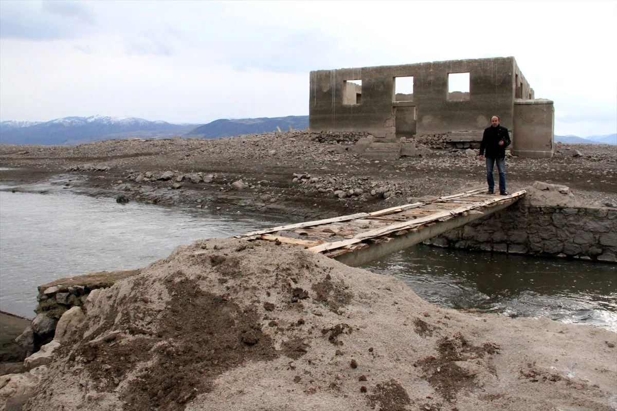 Baraj suları çekildi cami kalıntıları gün yüzüne çıktı