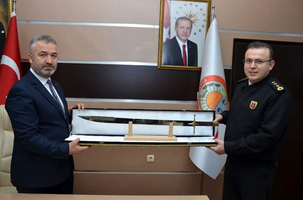 Başkandan komutana kılıç