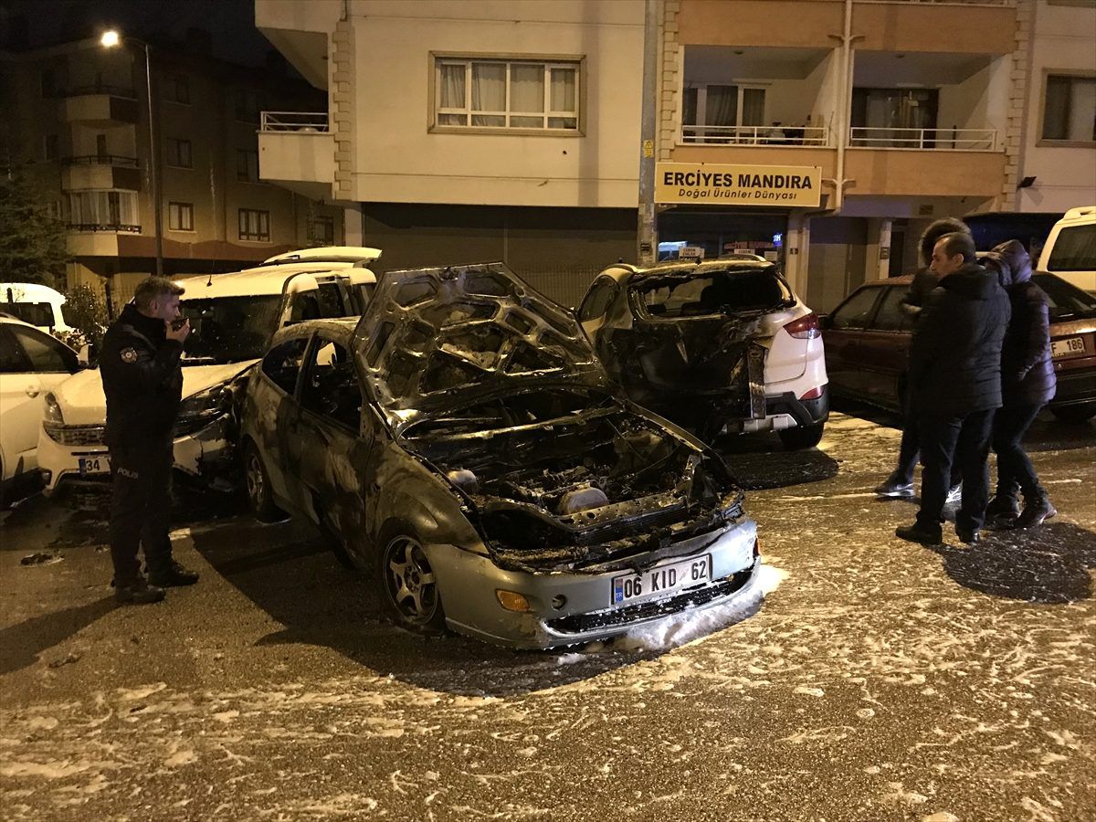 Başkentte seyir halindeki otomobil alev aldı