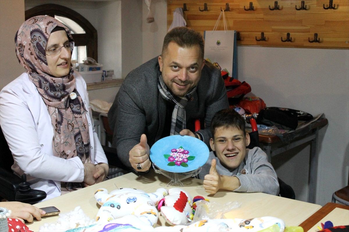 Bedensel engelli eğitmenden, engelli öğrencilere el sanatları kursu