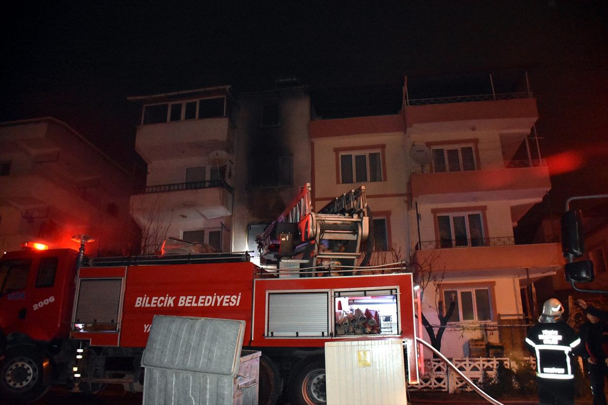 Bilecik\'te bir evde çıkan yangında 3 kişi dumandan etkilendi