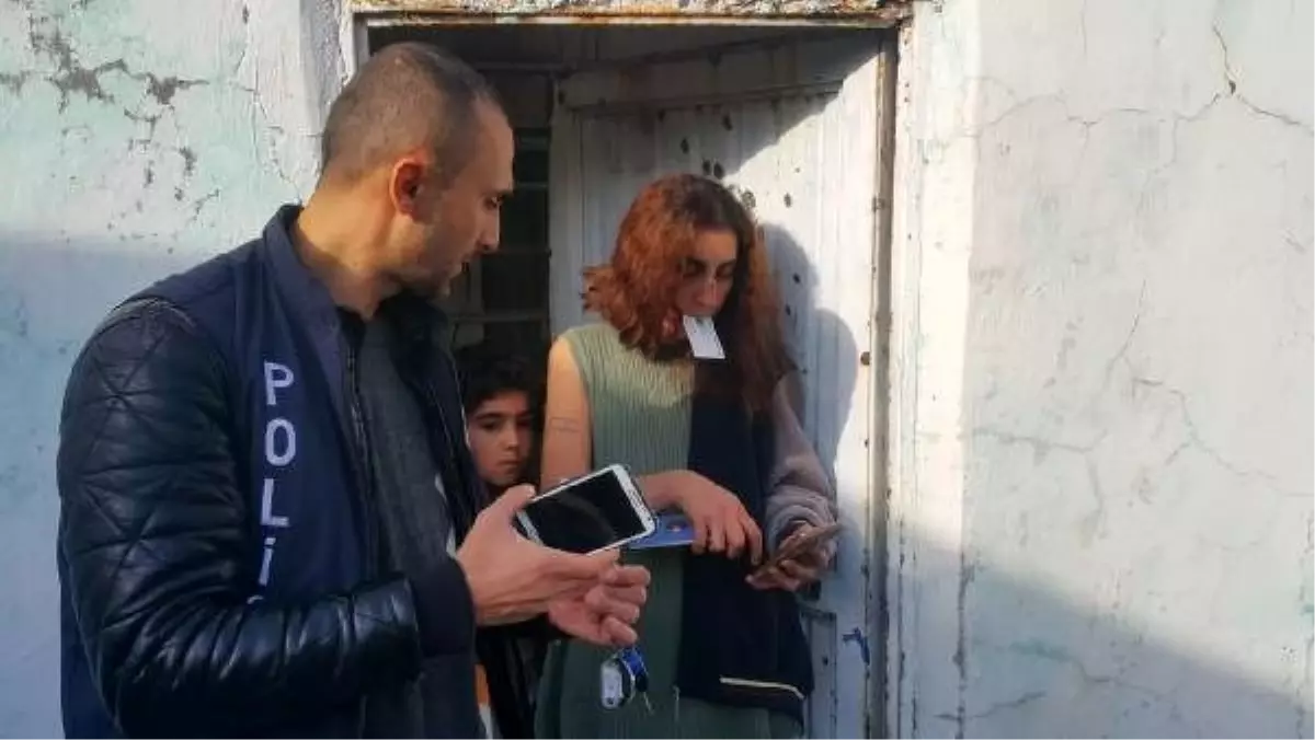 Boşandığı eşini evinde dövdü