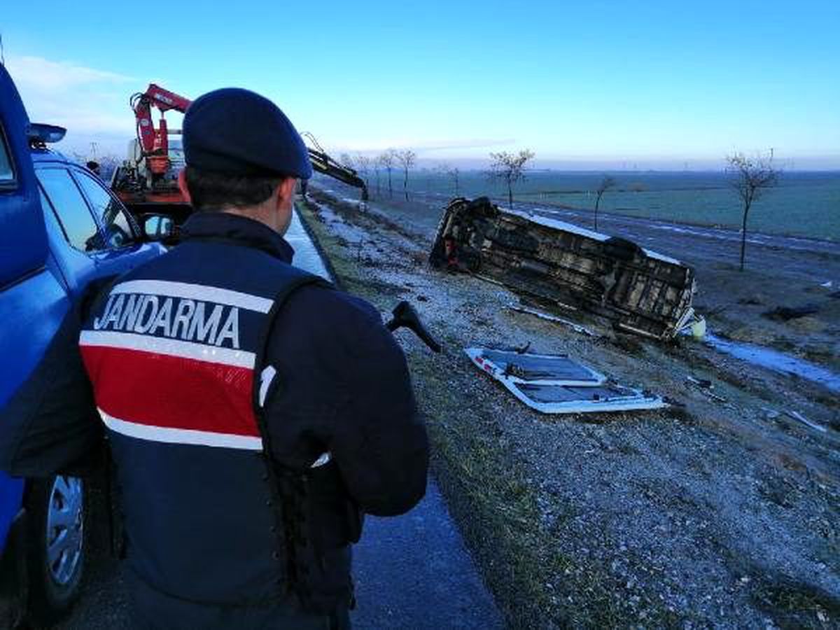 Buzlanan yolda kayan minibüs şarampole devrildi: 13 yaralı