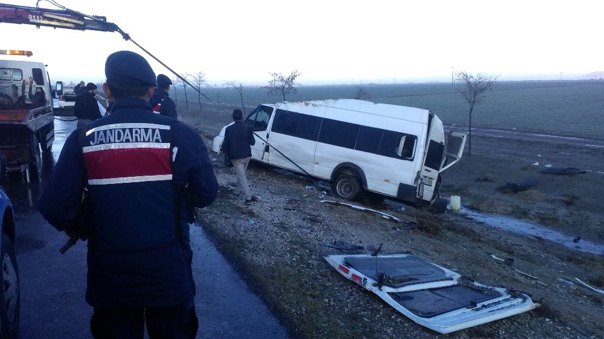 Buzlu yolda araçlar şarampole yuvarlandı: 12 yaralı