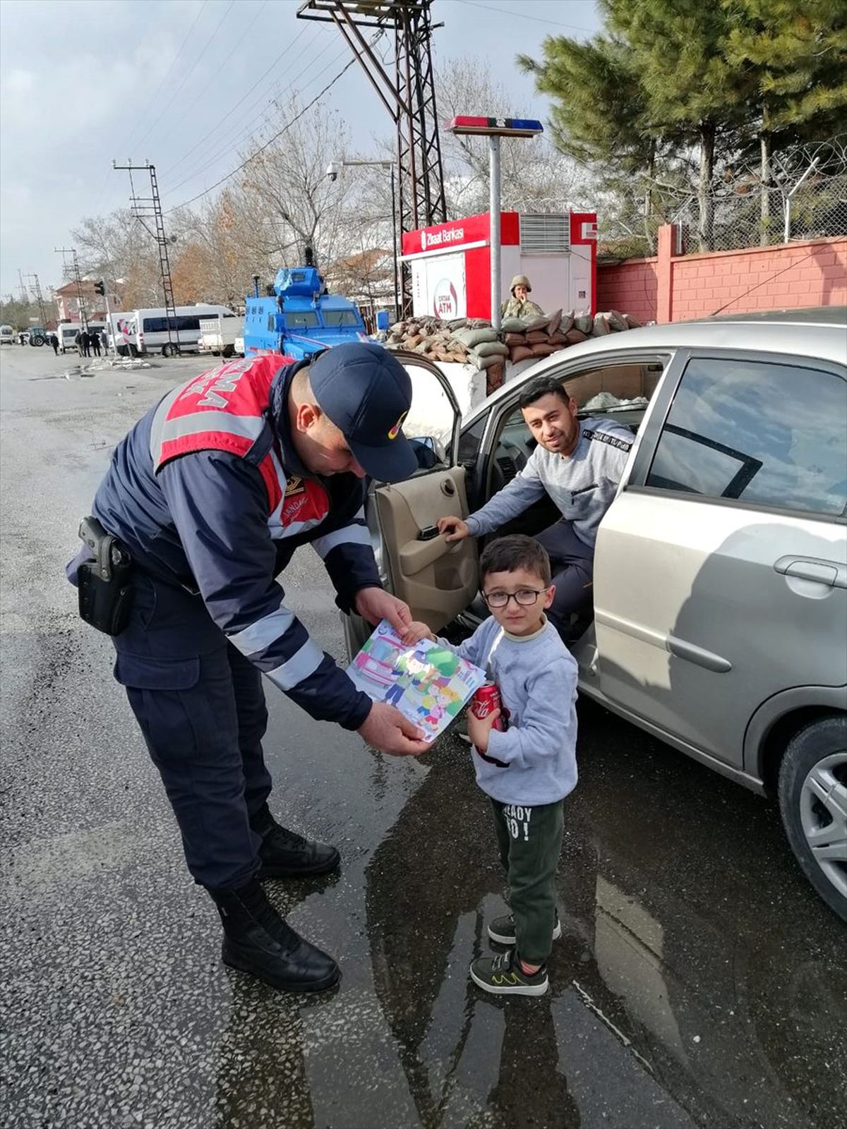 Çocuğunu ön koltukta oturtan sürücüler uyarıldı
