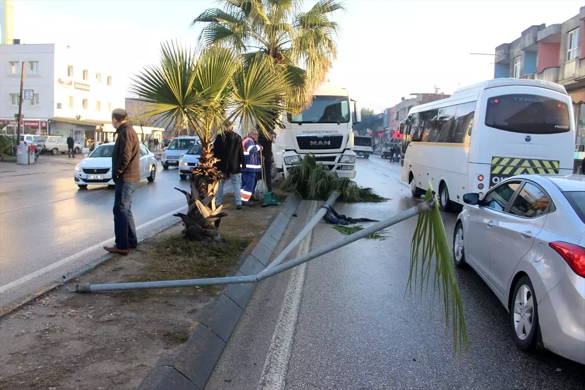 Çöp yüklü tırın çarpmasıyla devrilen aydınlatma direği motosikletliyi yaraladı