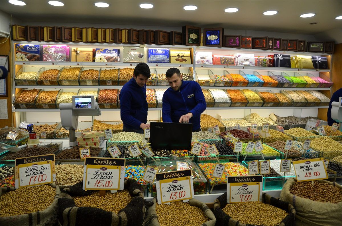 Çorumlu leblebicilerin tercihi "Millilerden asker selamı" oldu