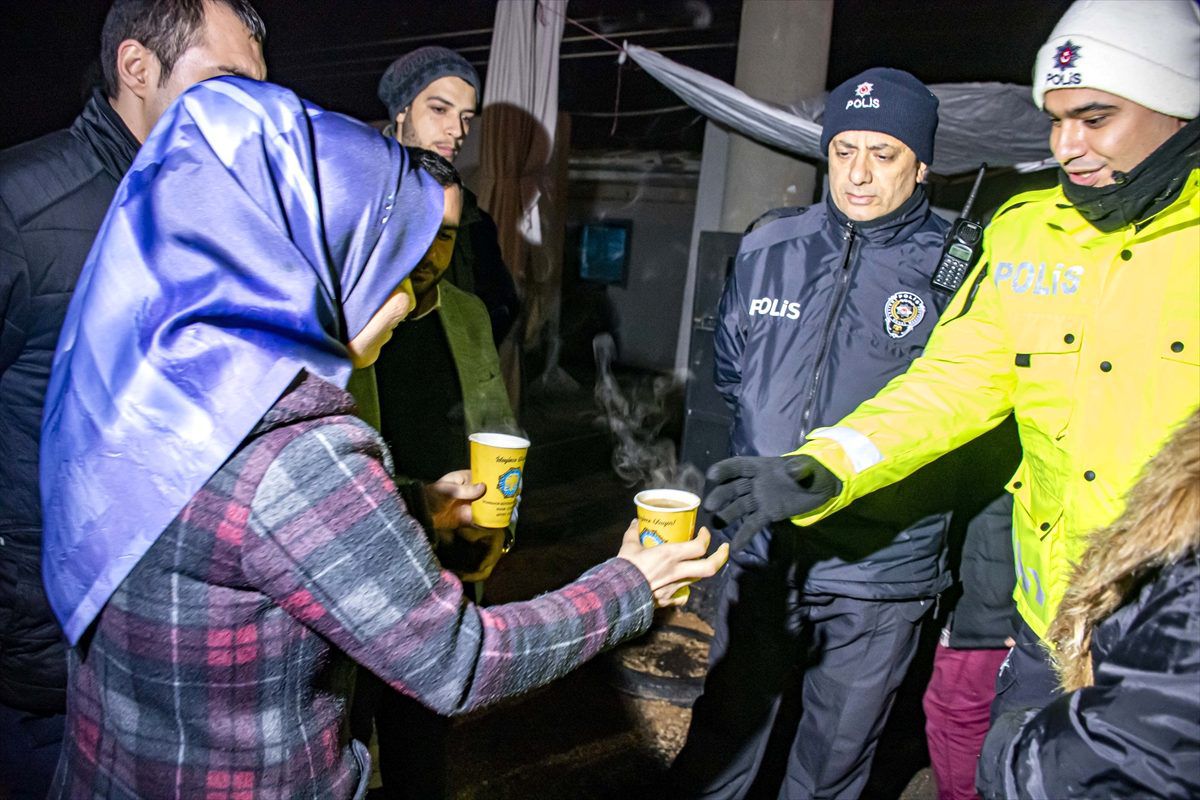Diyarbakır\'da AK Partili gençlerden polise çorba ikramı