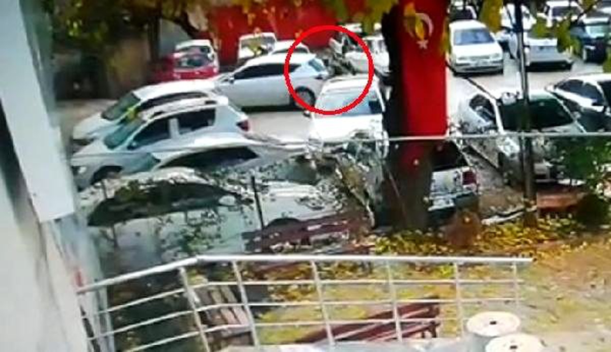 Durdurmaya çalıştığı otomobilinin altında kalıp, yaralandı