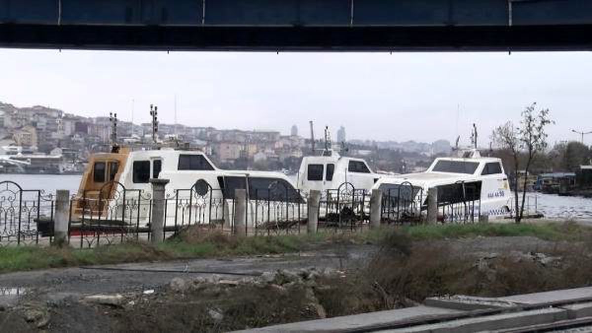 (Ek fotoğraf ve bilgiyle) Haliç\'te kaderine terk edilen deniz taksiler havadan fotoğraflandı