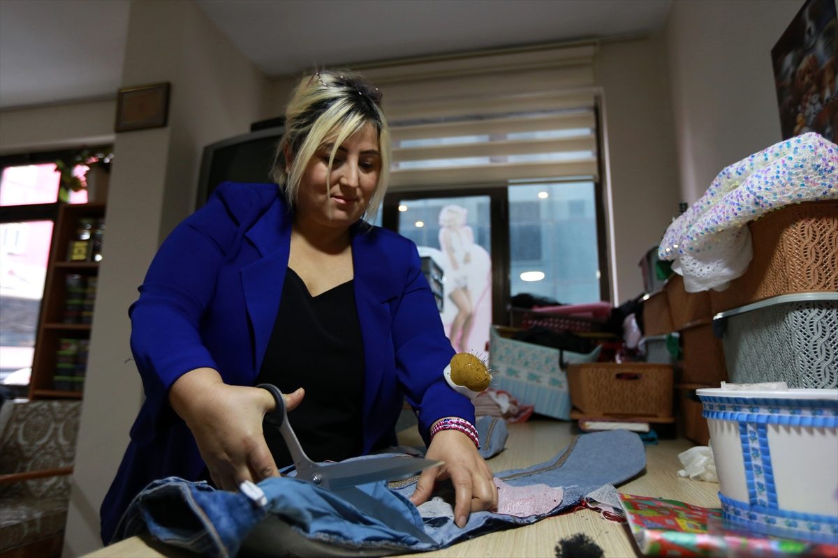 Elbisesindeki söküğü dikmek için oturduğu makinenin başından 33 yıldır kalkmadı