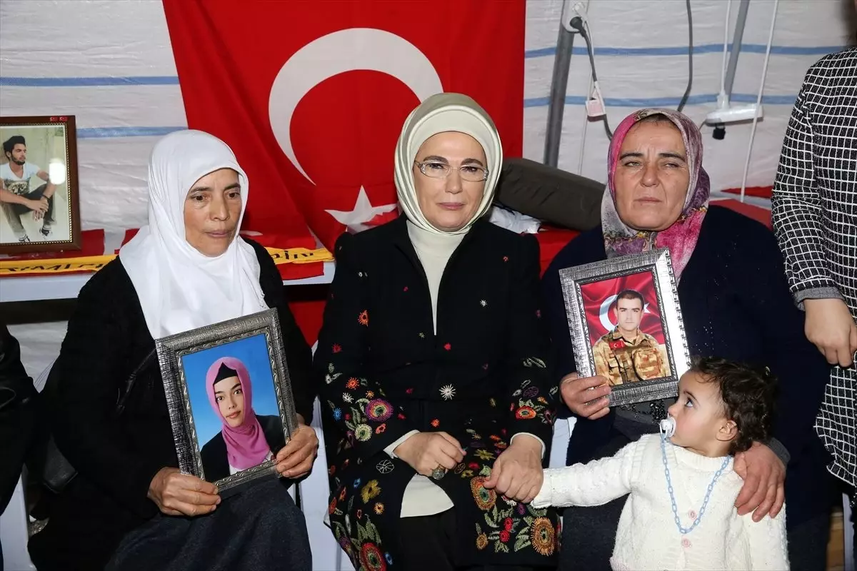 Emine Erdoğan\'dan Diyarbakır annelerine ziyaret