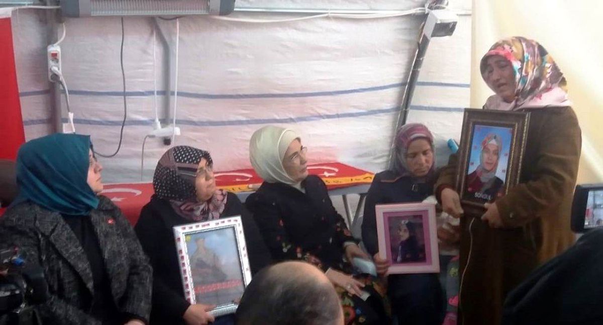 Emine Erdoğan\'dan, HDP önündeki ailelere ziyaret