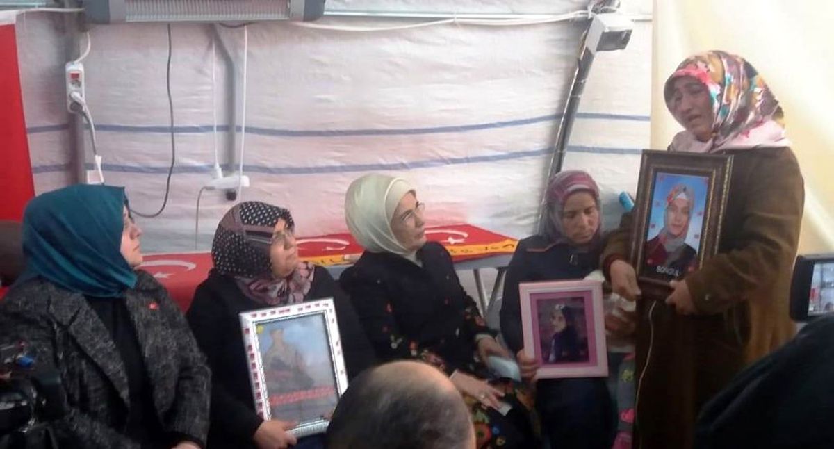 Emine Erdoğan\'dan, HDP önündeki ailelere ziyaret