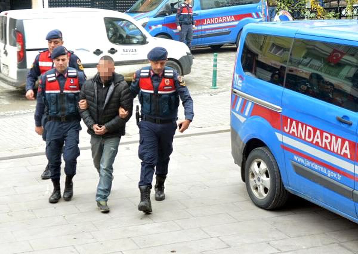 Eşini 24 yerinden bıçaklayan zanlı adliyede