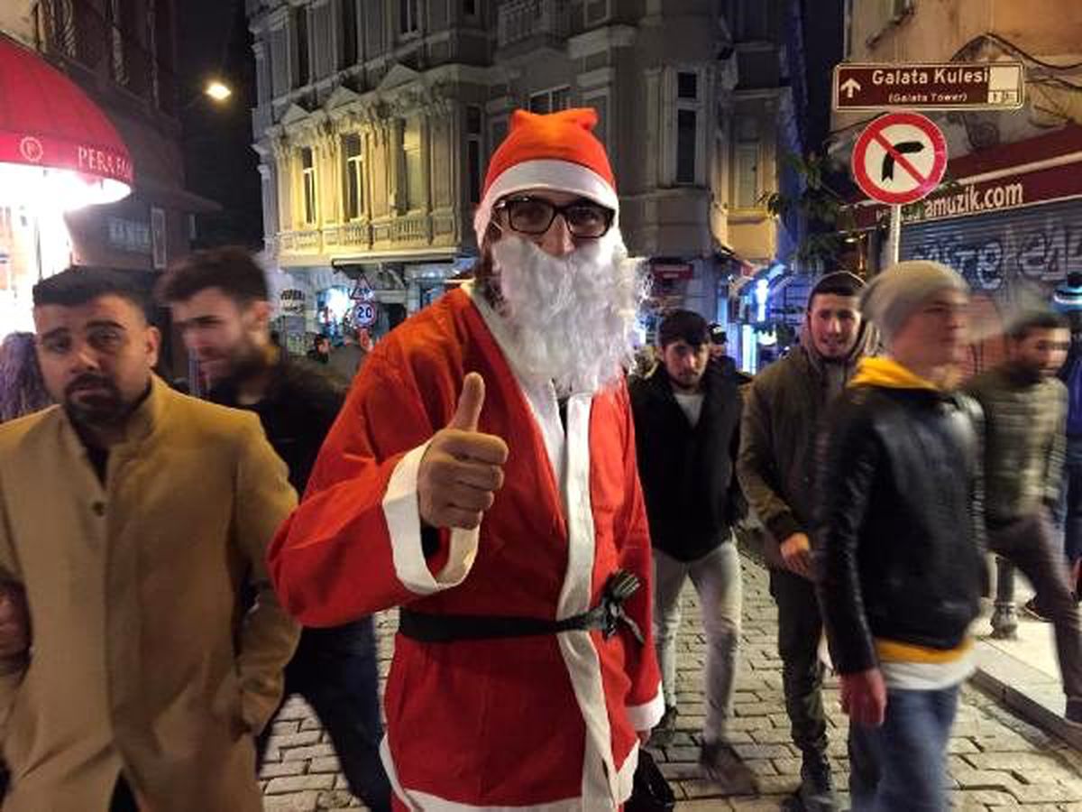 Galata Kulesi\'nde Noel Baba kostümü giyen kişi vatandaşlarla fotoğraf çektirdi