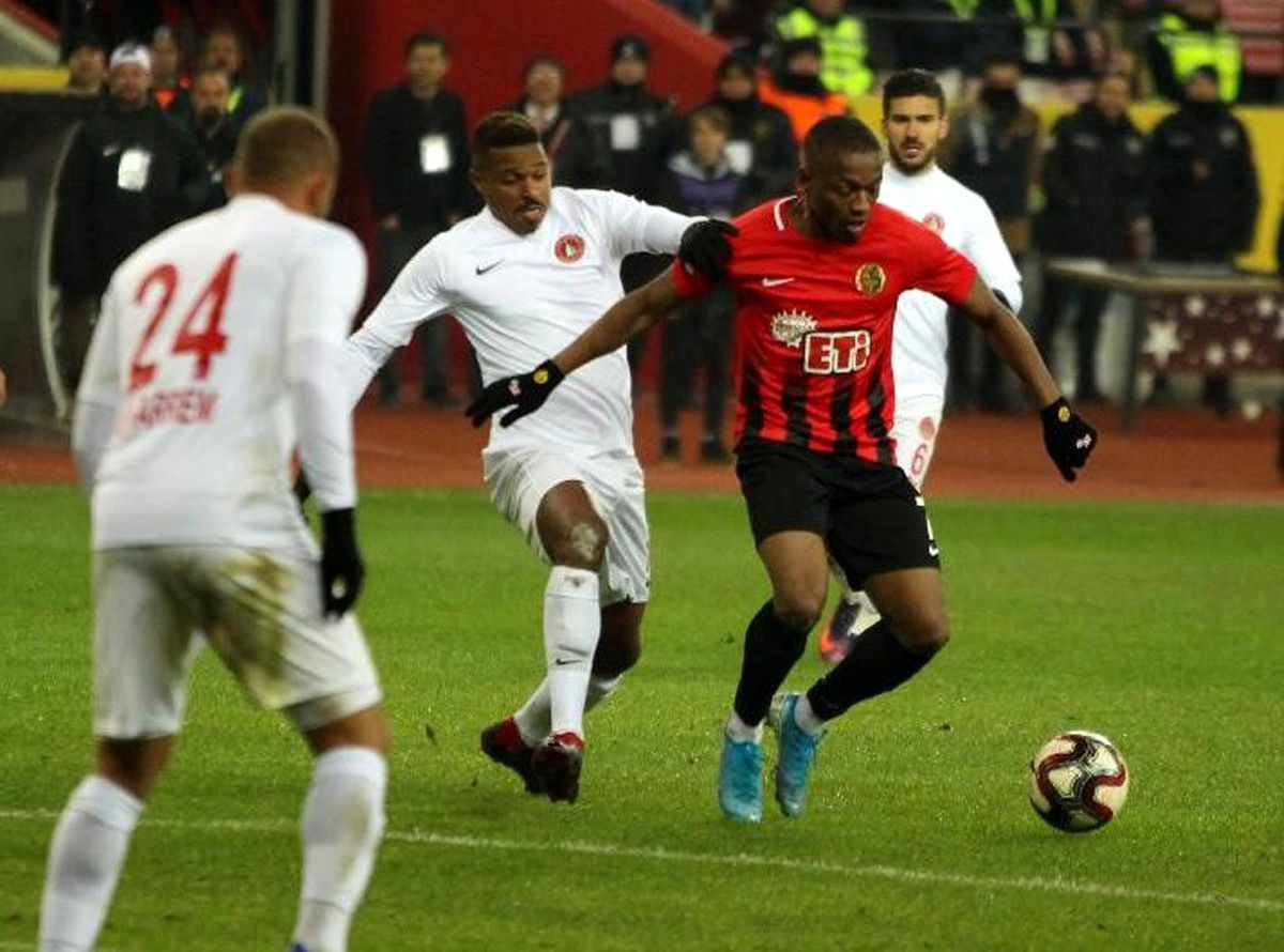 Galatasaray\'ın peşinde olduğu Jesse, Süper Lig yıldızlarına fark attı