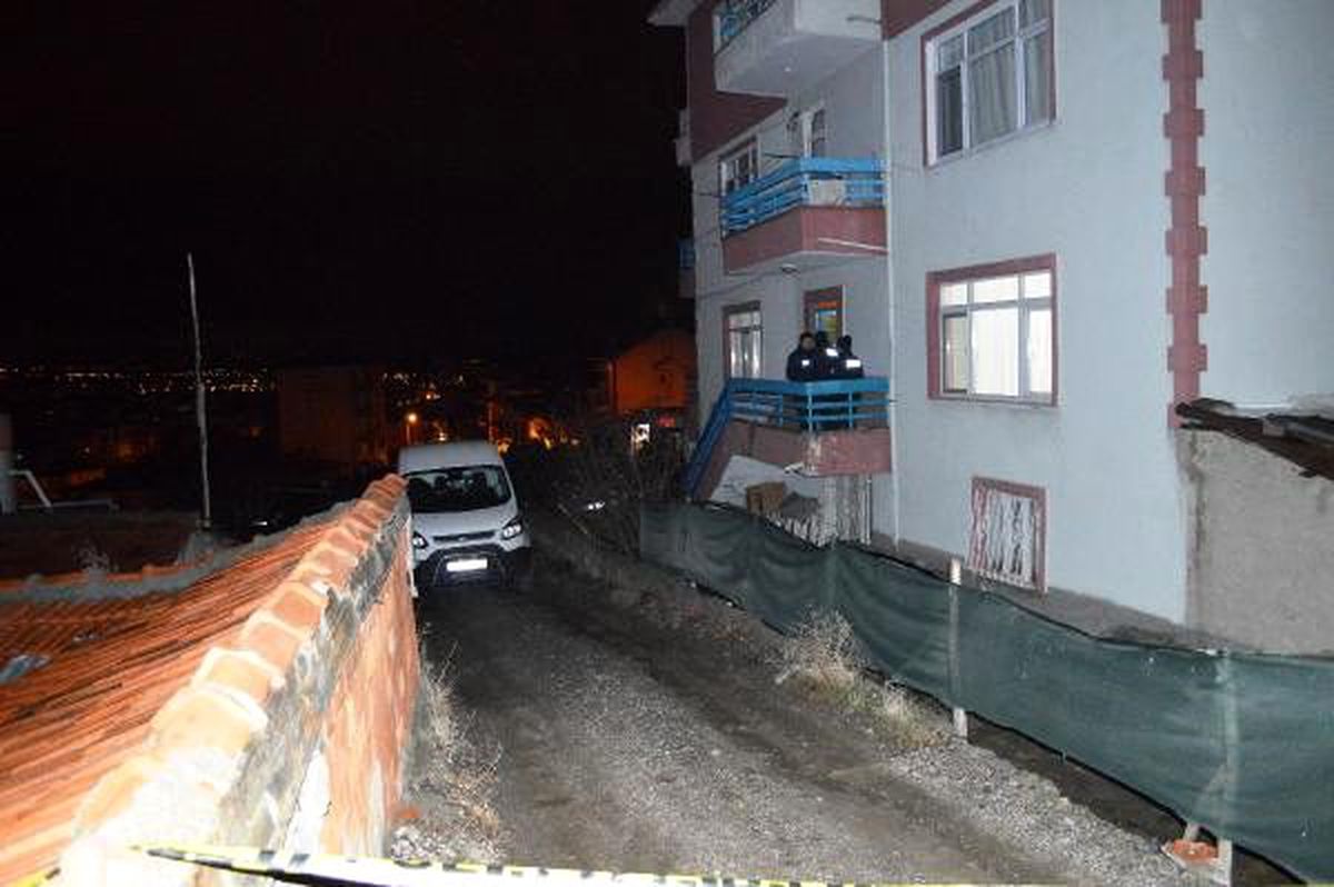 Genç kadın, 2 aylık bebeğinin yanında bıçaklanarak öldürüldü