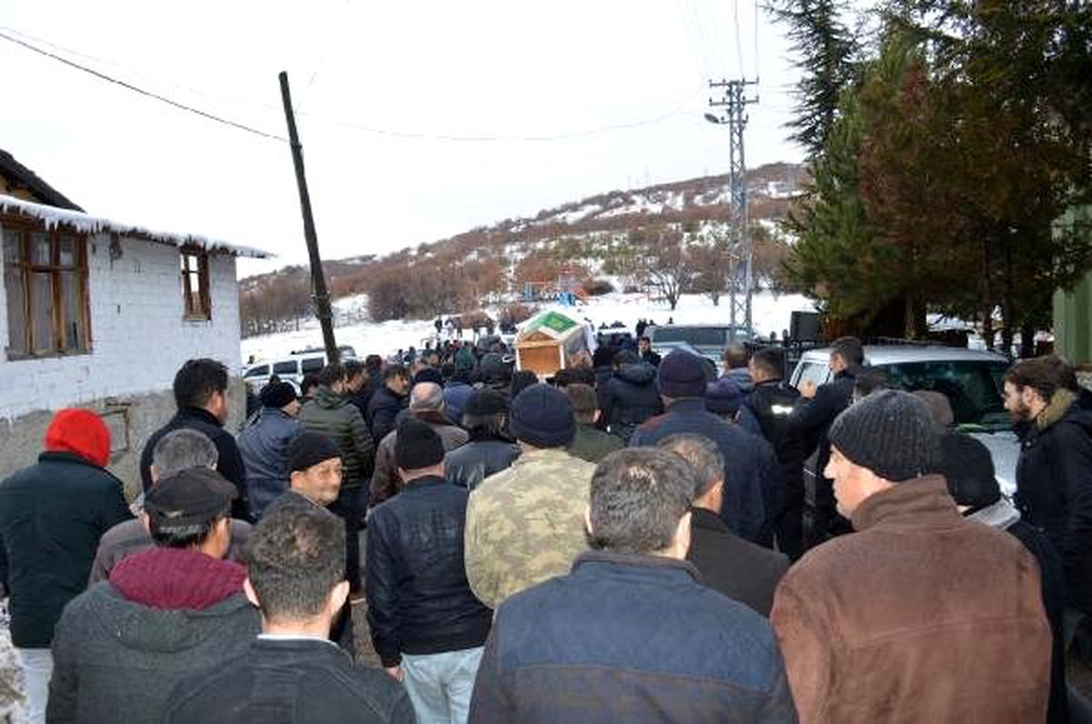 Genç kadın, 2 aylık bebeğinin yanında bıçaklanarak öldürüldü (2)