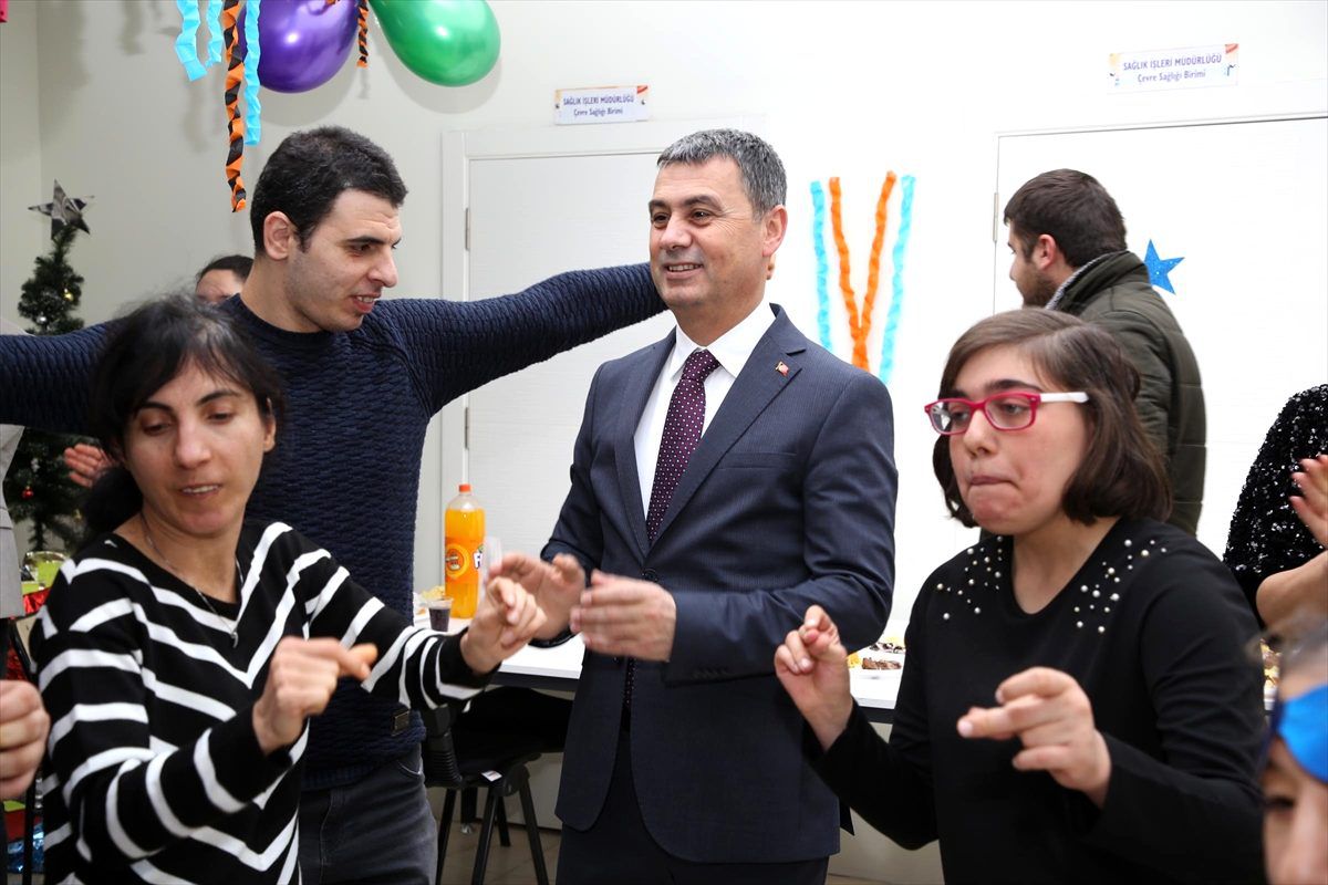 Gölbaşı\'nda engelli öğrenciler yeni yıl partisinde eğlendi