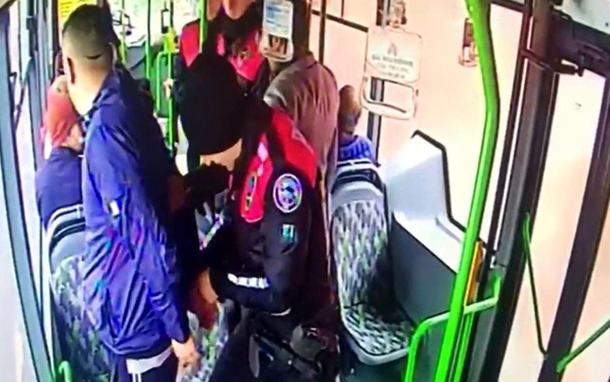 Halk otobüsüne polis böyle operasyon düzenledi