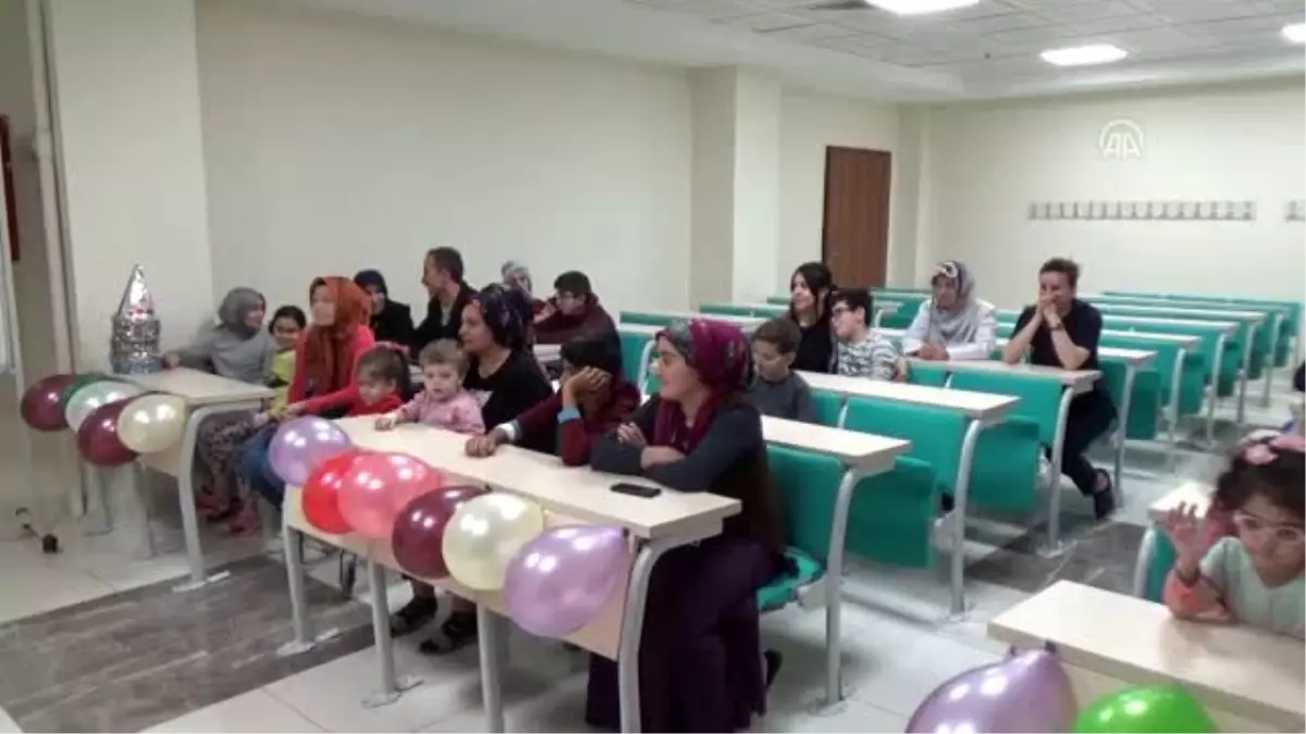 Hastanede yatan çocuklara "Karagöz ve Hacivat" oyunu