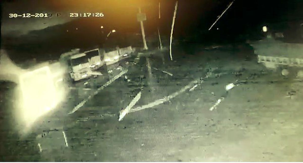 Hortum böyle geldi, park halindeki tır dorsesinin tekerleri yerden kesildi