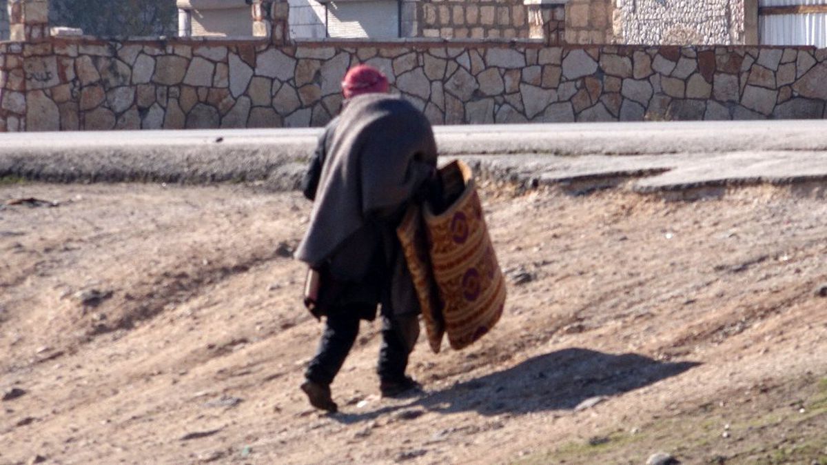 İdlib\'den kaçan siviller kendi çabalarıyla hayatta kalmaya çalışıyor