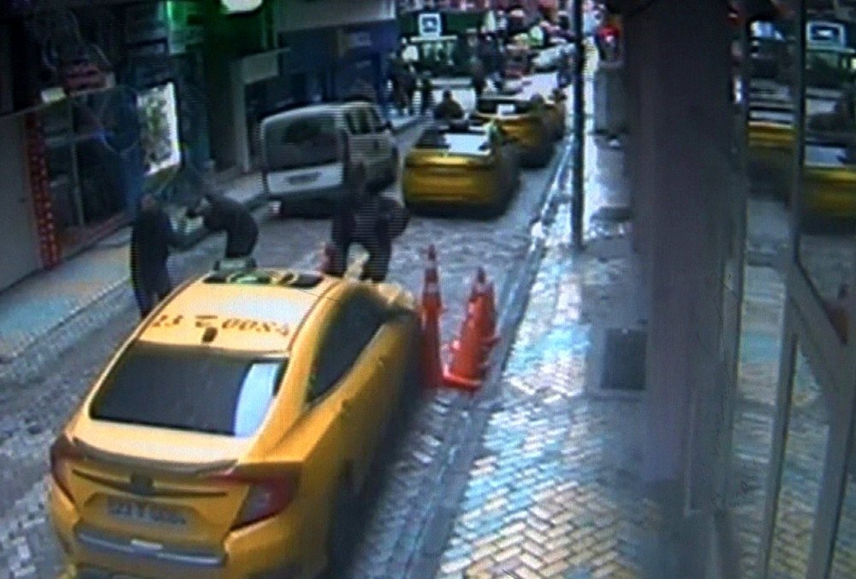 İkinci kattan taksinin üzerine düştü, o anlar kamerada