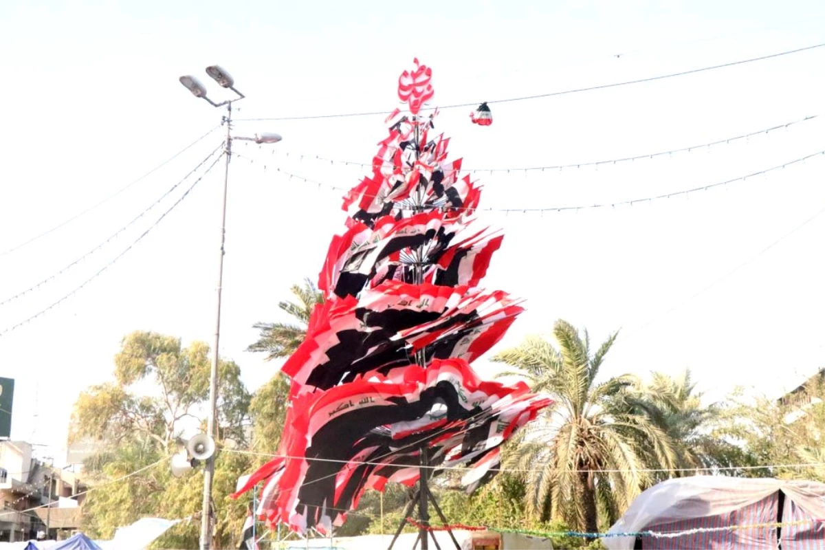 Irak bayraklarından yılbaşı ağacı