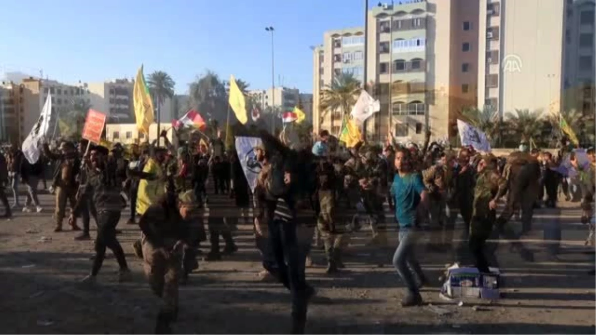 Iraklı protestocular, ABD Büyükelçiliğinin bir kapısını daha ateşe verdi