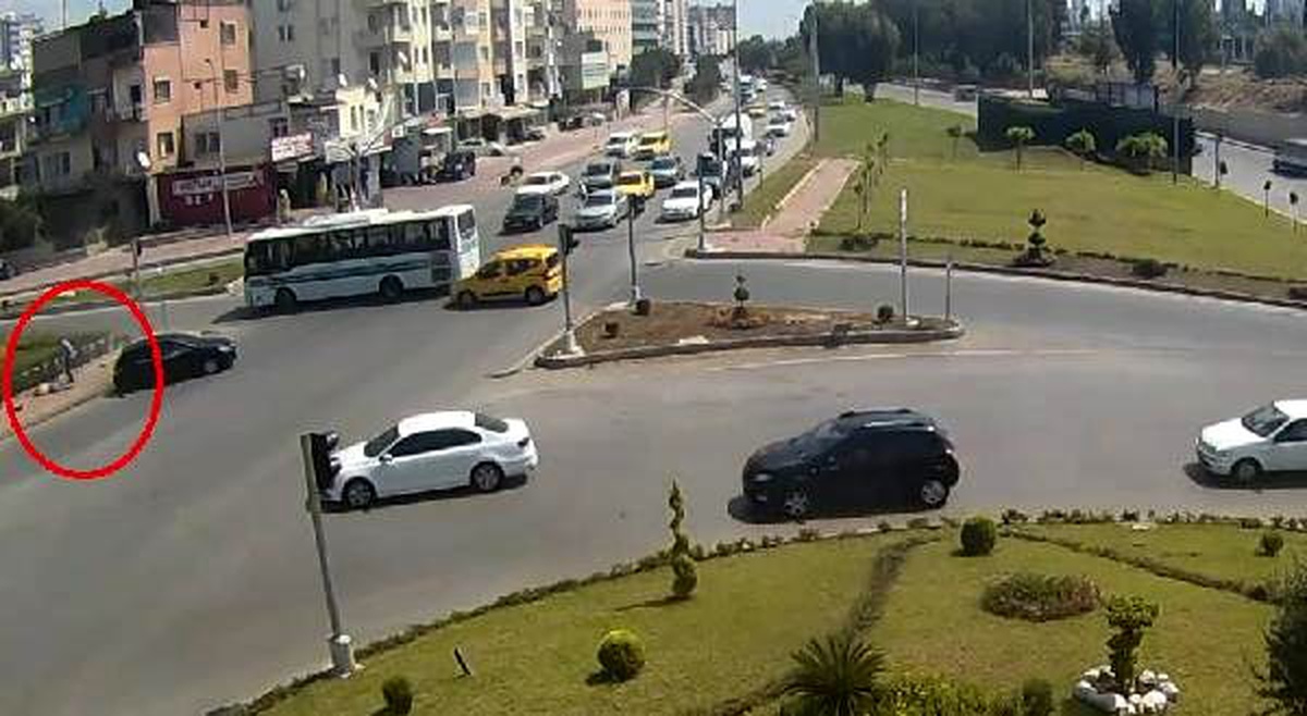 Işık ihlali yapan sürücü, otobüse ve yayaya çarptı