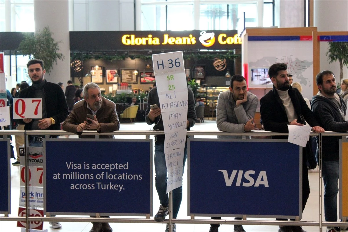 İstanbul Havalimanı\'nda pankartla yolcu karşılama sona erdi