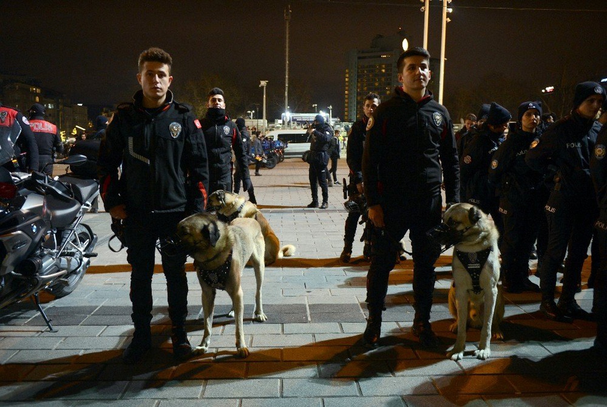 İstanbul Valisi Ali Yerlikaya, Taksim\'de yılbaşı tedbirlerini denetledi