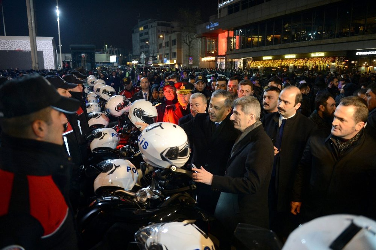 İstanbul Valisi Ali Yerlikaya, Taksim\'de yılbaşı tedbirlerini denetledi