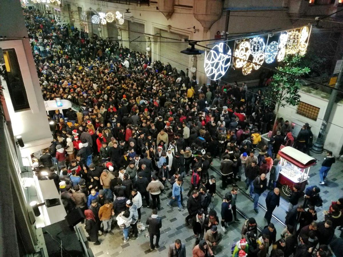 İstiklal Caddesi\'nde yılbaşı yoğunluğu