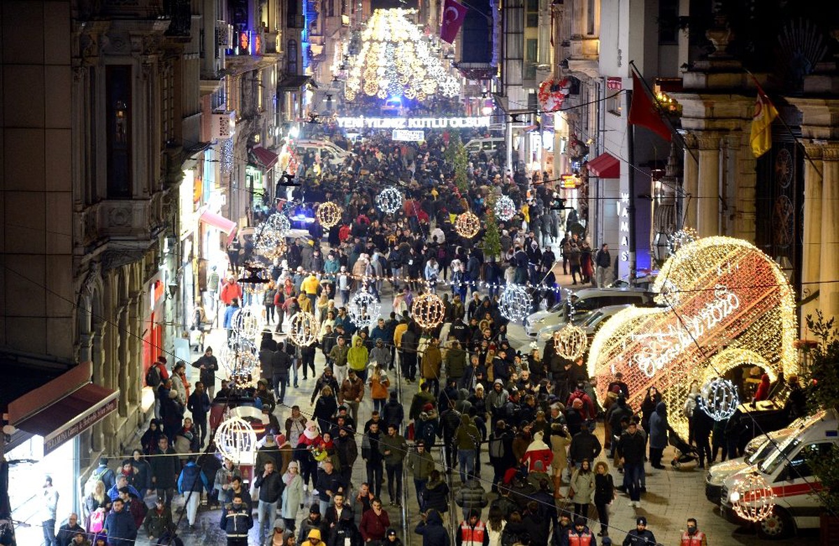 İstiklal Caddesi\'ndeki yoğunluk fotoğraf karelerine yansıdı