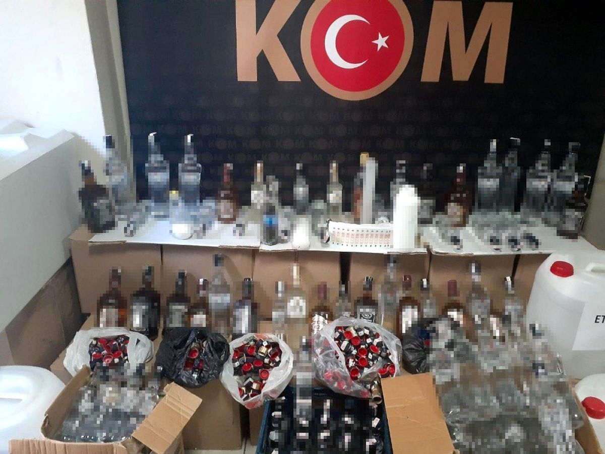 İzmir\'de bin 251 litre sahte içki ele geçirildi, 7 kişi gözaltında
