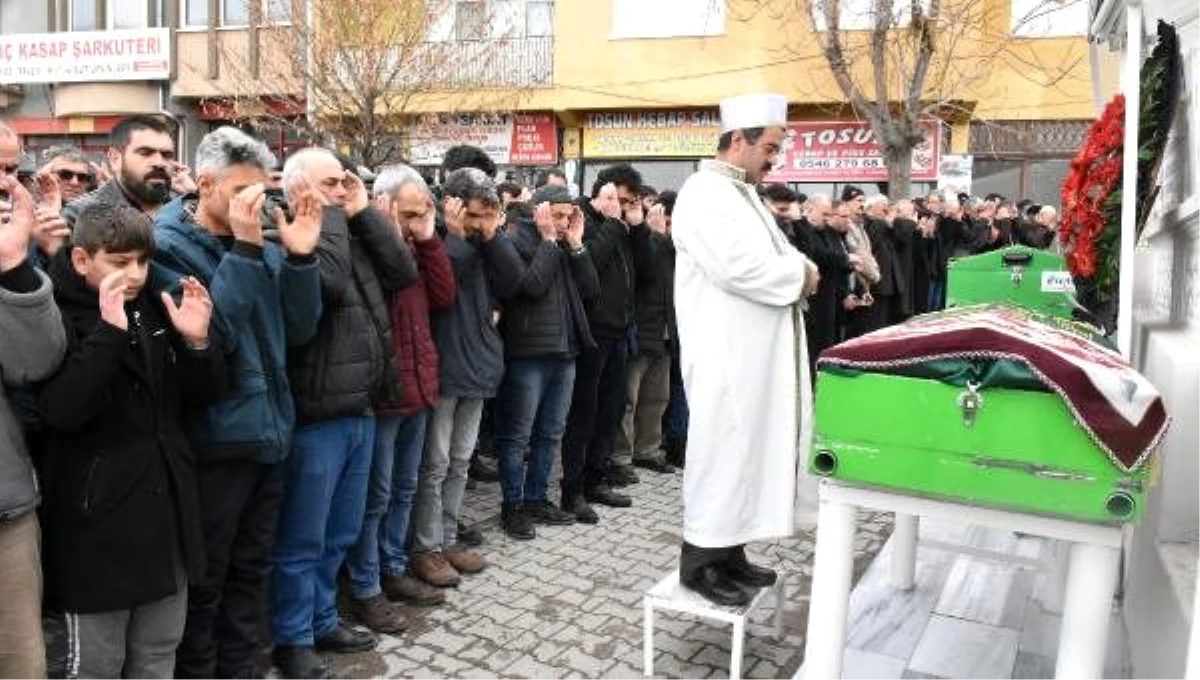 İzmir\'de öldürülen doktorun eşi, Sivas\'ta toprağa verildi