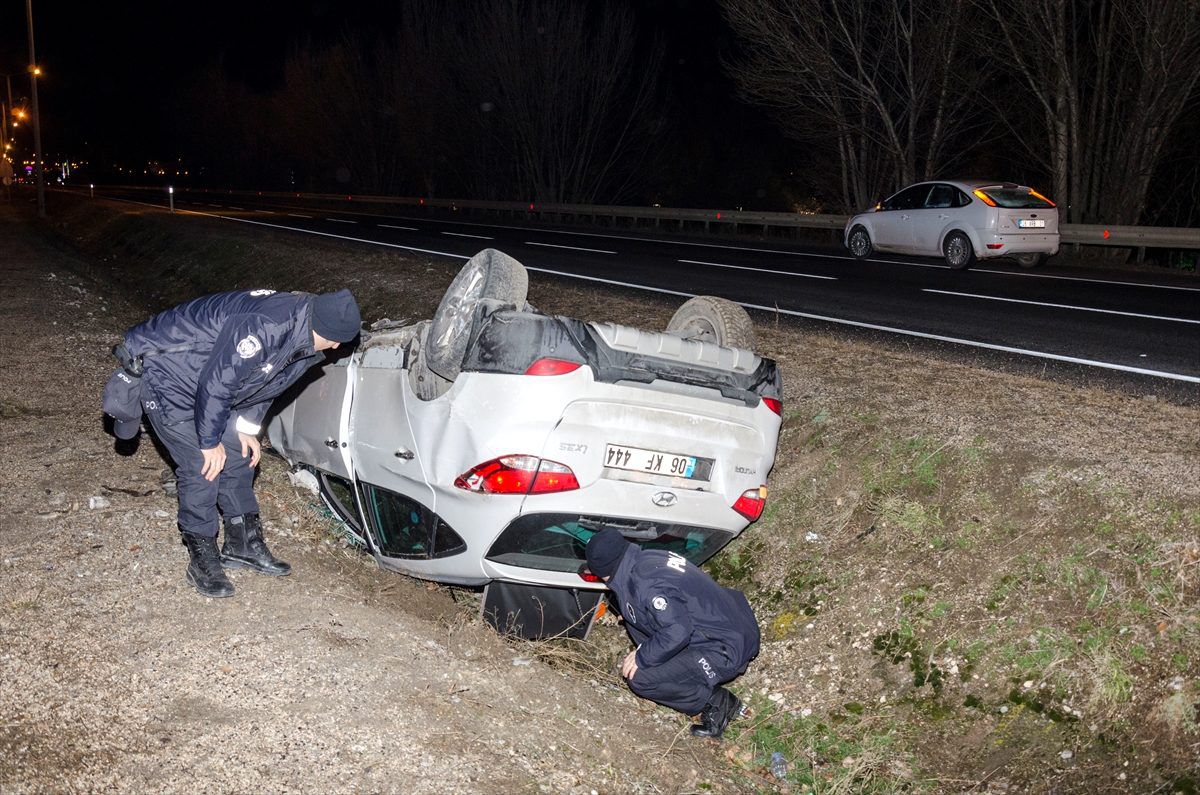 Kahramankazan\'da devrilen otomobildeki 3 kişi yaralandı