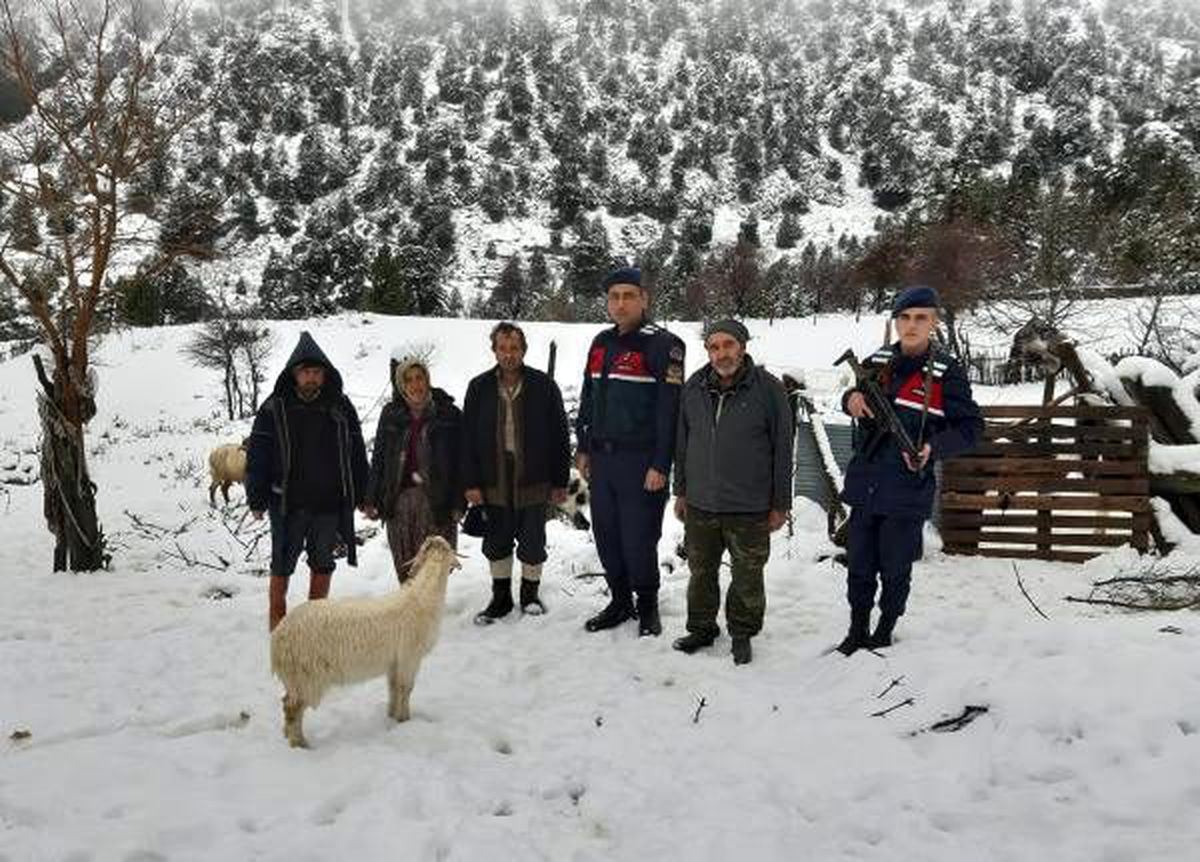Kar nedeniyle mahsur kalan 4 kişi ve hayvanları kurtarıldı