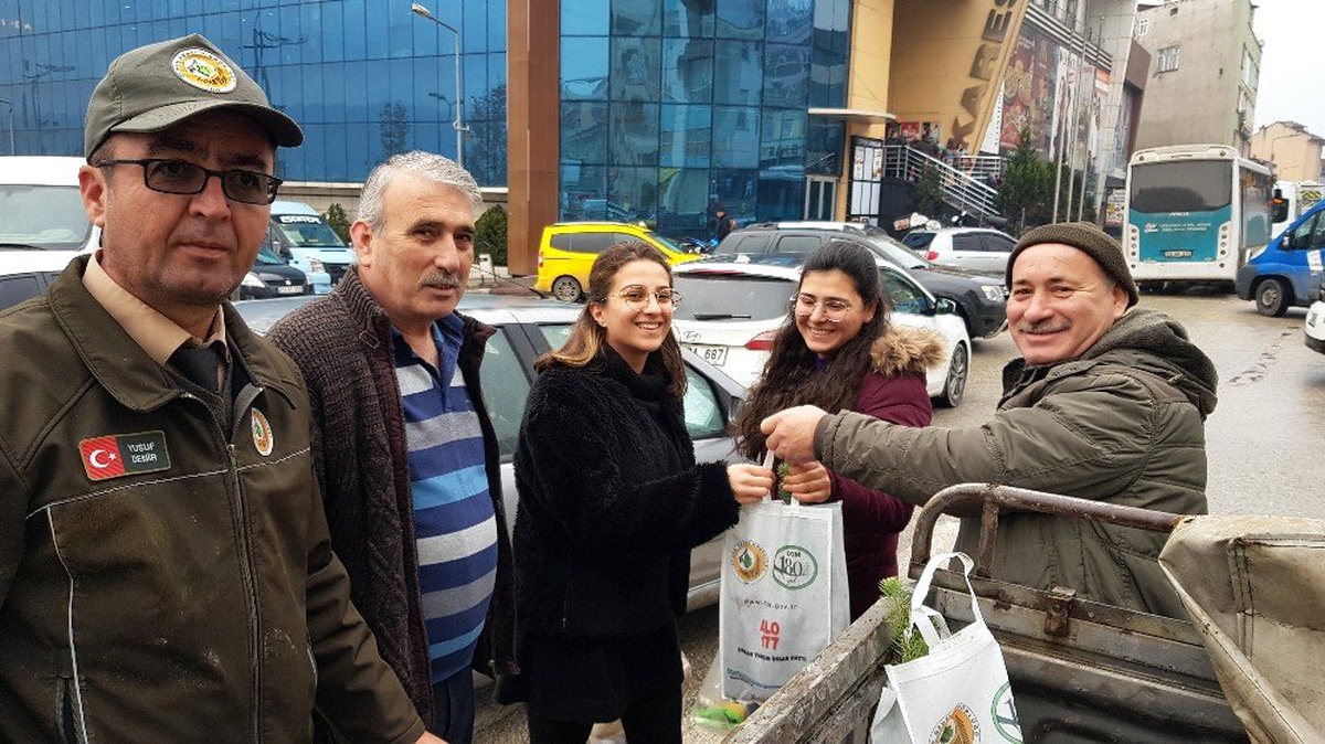 Karabük\'te yılbaşı için 1000 adet fidan dağıtıldı