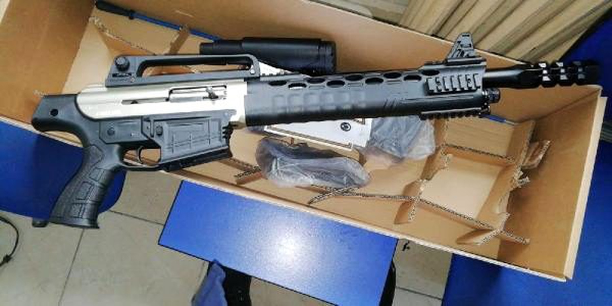 Kargo kutusundan ruhsatsız av tüfeği çıktı: 2 gözaltı