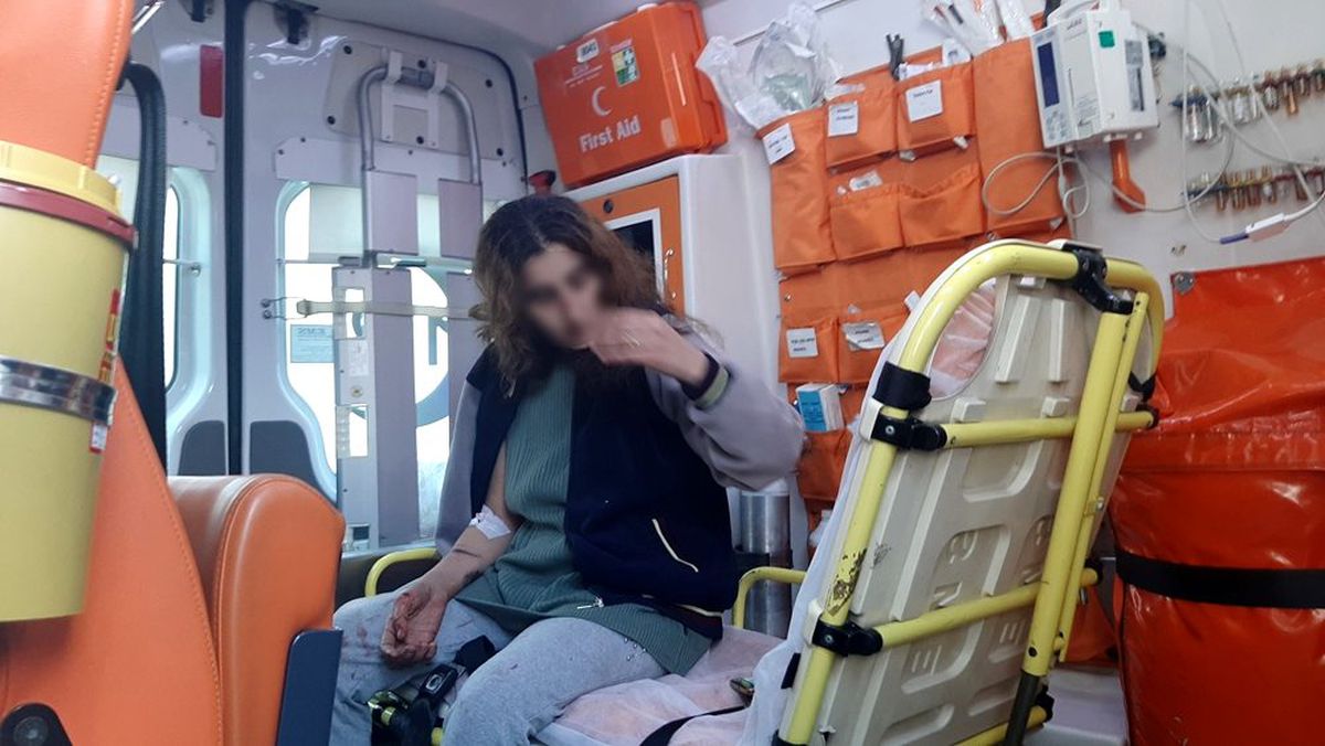 Karısını öldüresiye dövdü