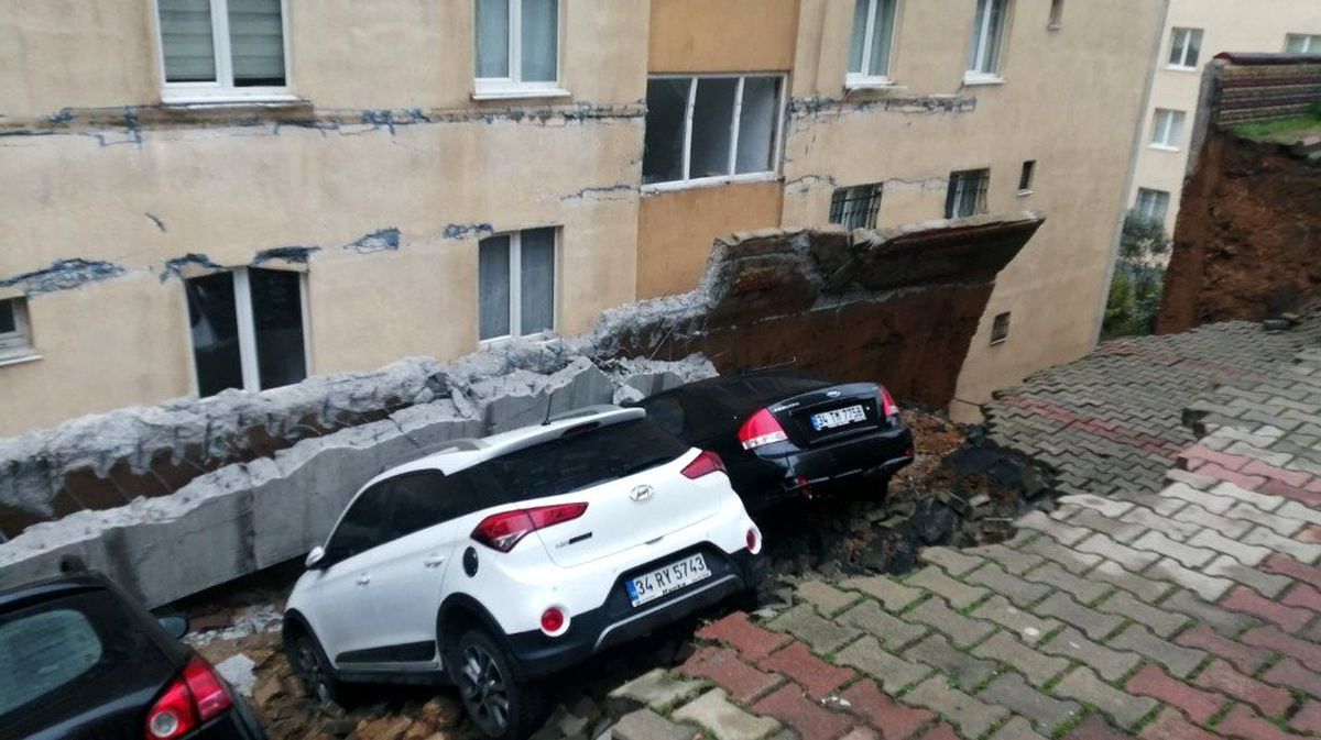 Kartal\'da bir sitenin otoparkında duvar çöktü.