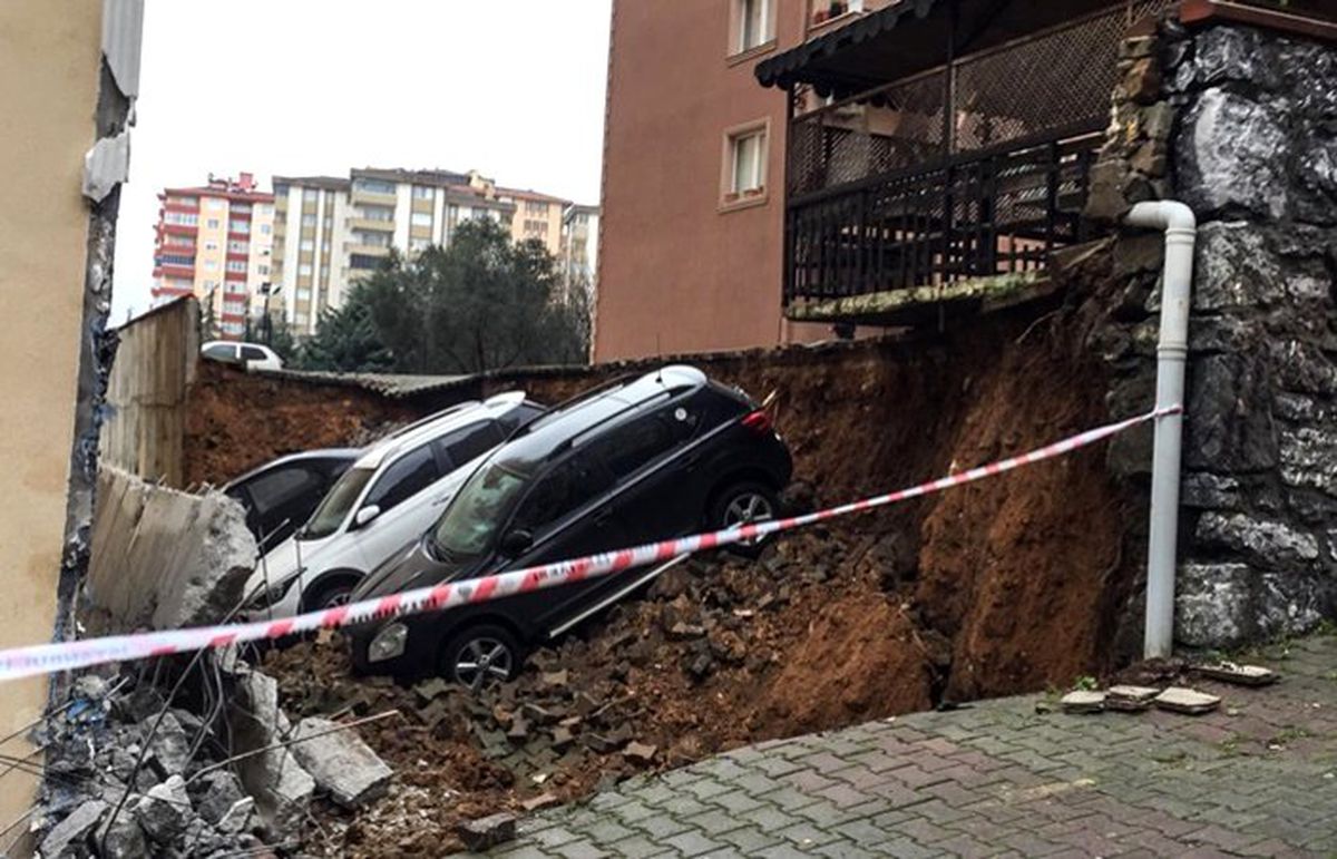 Kartal\'da istinat duvarı çöktü