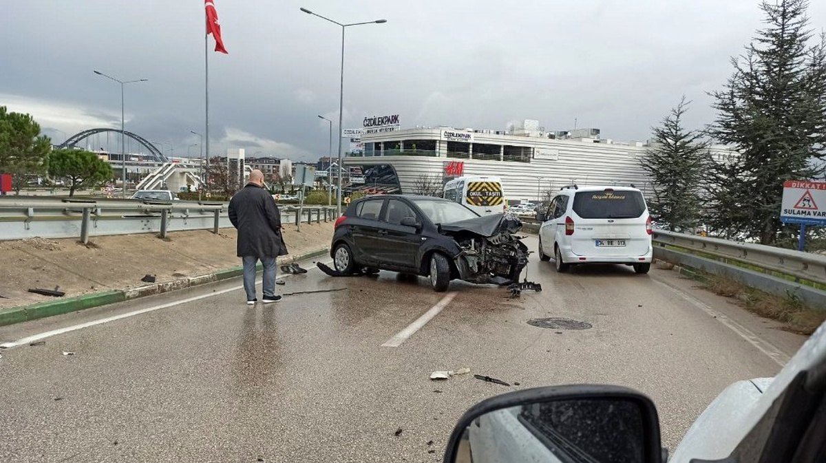 Kayganlaşan yolda bariyerlere çarpan sürücü yaralandı