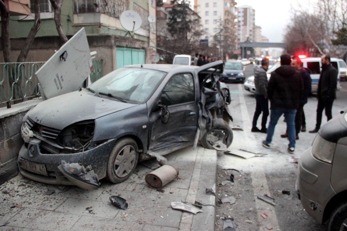 Kayseri\'de 3 araçlı zincirleme kaza: 3 yaralı