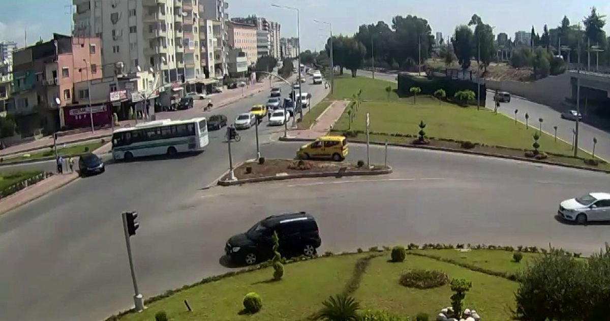 Kırmızı ışıkta geçti, kaldırımda yürüyen kadına çarptı