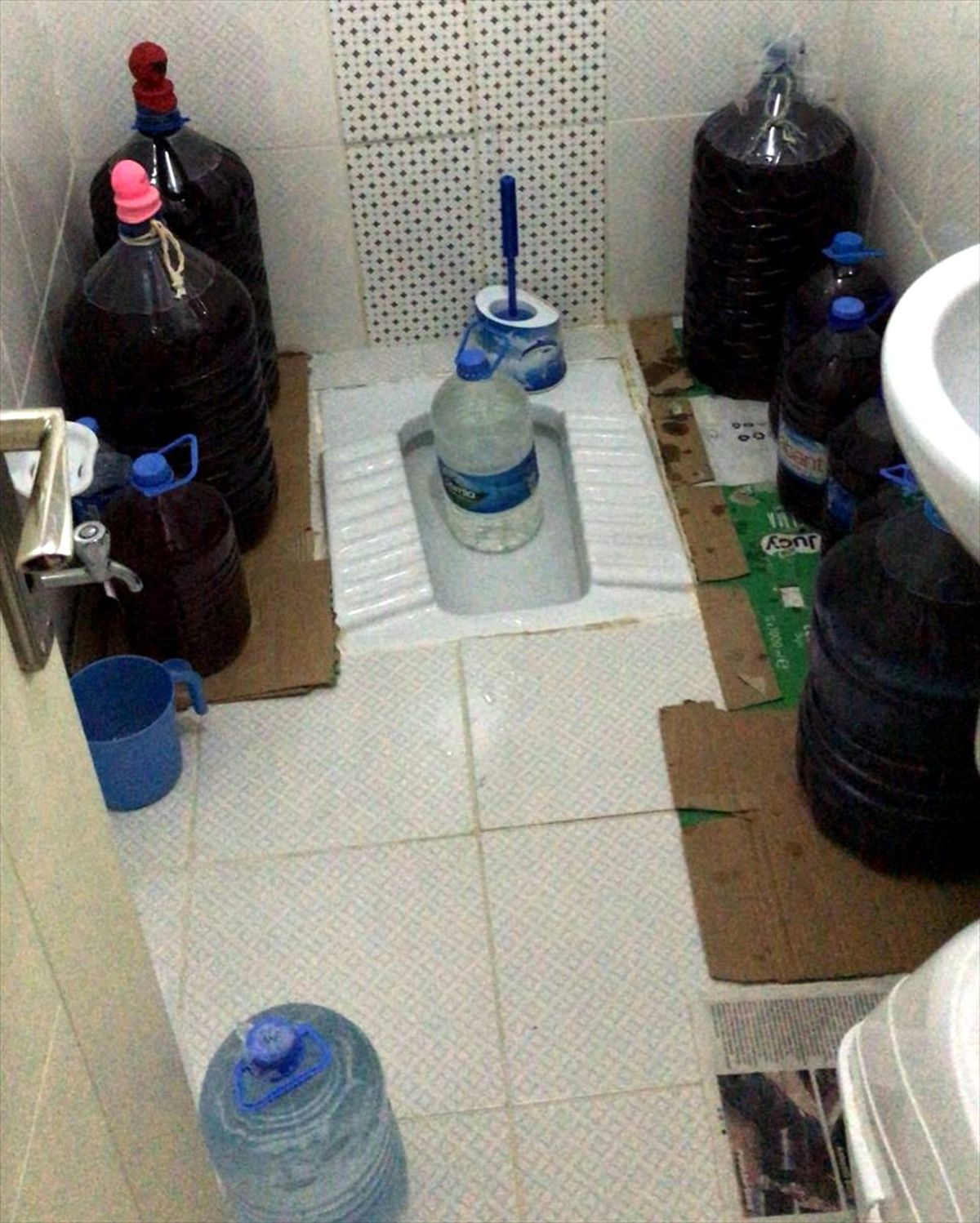 Kırşehir\'de bağ evlerinin tuvalet ve banyolarında üretilmiş 136 litre içki ele geçirildi
